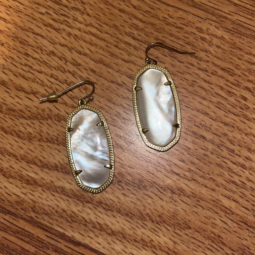 Kendra Scott Elle Drop Gold Earrings in Ivory Pearl